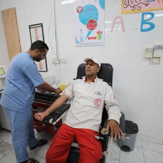 |🚑🤚Volunteers from the PRCS Ambulance and Emergency service Center in the city of Deir al-Balah in the central #Gaza Strip are participating in a blood donation campaign at the Al-Aqsa Martyrs...