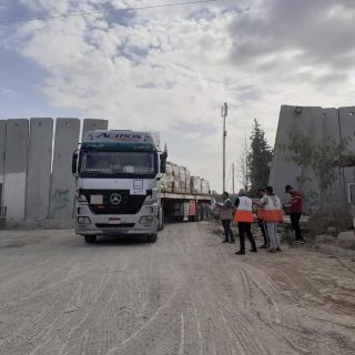 |استلمت طواقم الهلال الأحمر الفلسطيني يوم أمس الإثنين 155 شاحنة من الهلال الأحمر المصري، محملة بالمساعدات...