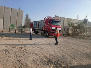 |English follows:

‎استلمت طواقم الهلال الأحمر الفلسطيني يوم أمس 106 شاحنات من الهلال الأحمر المصري، محملة بالمساعدات...
