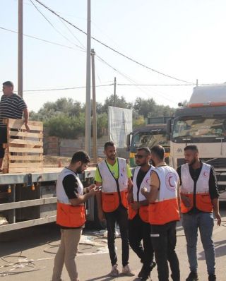 |English follows :

استلمت طواقم الهلال الأحمر الفلسطيني اليوم 30 شاحنة محملة بالمساعدات عبر معبر رفح، تم تسليم اللجنة...