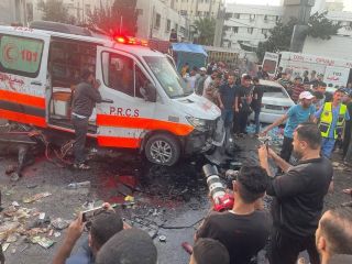 |عاجل: استهداف سيارة اسعاف الهلال الاحمر خلال تواجدها امام مستشفى #غزة #لست_هدفاً الشفاء والطاقم بخير 🙏 Targeting...