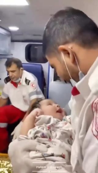 |🚑🤚بين يدٍ تسعف وعين تذرف 
هكذا يعيش طواقم الاسعاف والطوارئ أيامهم خلال العدوان الاسرائيلي على قطاع...