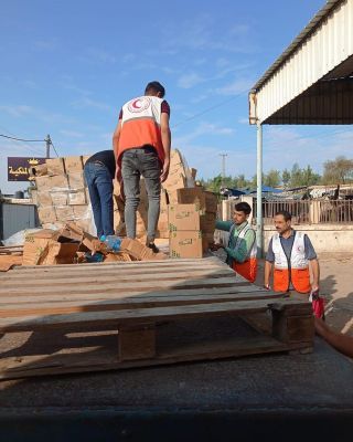 |جمعية الهلال الأحمر الفلسطيني تواصل تقديم المساعدات الاغاثية الى العديد من مراكز الايواء بغزة، ومؤسسات...