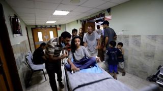 |🚑 طوارئ مستشفى الأمل تسعف الطفلة أفنان علي الشنا، 11 عاما،  بعد بقائها لمدة 30 ساعة  تحت الأنقاض وخرجت على قيد...