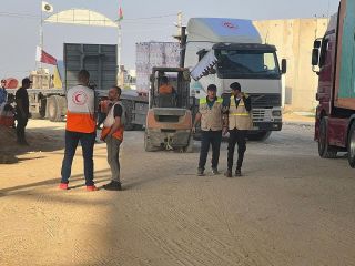 |الهلال الاحمر الفلسطيني يستلم من شقيقه الهلال الاحمر المصري الشحنة الثالثة من المساعدات الانسانية، 20 شاحنة...