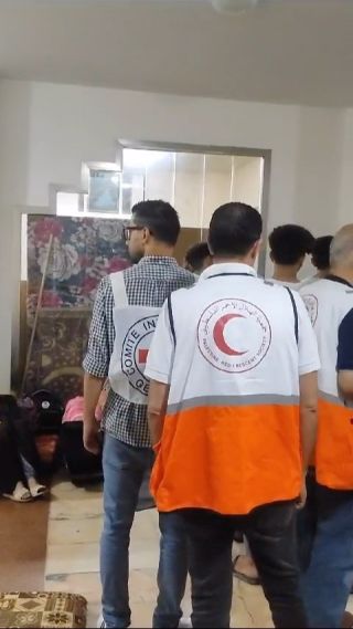 |🚨فيديو يظهر لحظات الرعب التي يعيشها النازحون الآن في مستشفى القدس جراء القصف الإسرائيلي العنيف على بعد ٢٠...