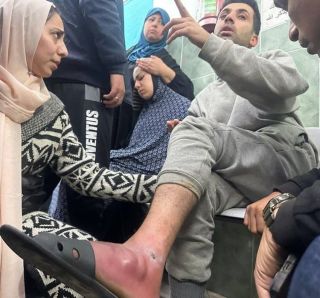 |#صور |  أسرى أفرج الاحتلال عنهم عبر حاجز "كرم أبو سالم" صباح اليوم بعد أسابيع من اعتقالهم وجرى نقلهم إلى مستشفى...