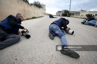 |لحظة استهداف الصحفيين والمصورين وإطلاق النار عليهم بشكل مباشر في قرية صير جنوب جنين .
Photographer #journalist #media #camerman...