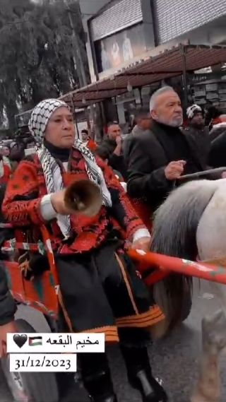|#فيديو | باللباس الفلسطيني التقليدي الفنانة جولييت عواد تحتفل برأس السنة على طريقتها الخاصة في مخيم البقعة...