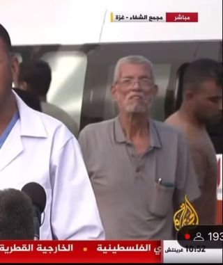 هذا الرجل يقف خلف الناطق باسم وزارة الصحة في غزة خلال المؤتمر الصحفي الأول منذ انقطاع الإنترنت على...