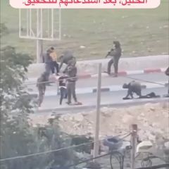 |#مشاهد من تنكيل الاحتلال بأفراد عائلة الشهيد عمرو أبو حسين على مدخل مخيم الفوار جنوب الخليل، بعد استدعائهم...