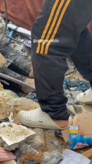Palestinians recover the body woman from under the rubble of a destroyed house following an airstrike in #Gaza Strip 📸 EPA / Mohammed Saber ⁠ 
‎#غزة #فلسطين🇵🇸...
