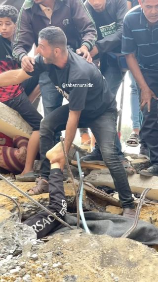 Palestinians recover the body young boy from under the rubble of a destroyed Karaja family house following an airstrike in the Al Nusairat #refugee camp in #Gaza Strip 📸 EPA / Mohammed Saber ⁠...