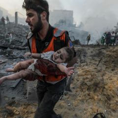 A man carries an injured baby following Israeli air strikes in Gaza Strip 📸 EPA / Mohammed Saber ⁠ 
‎#غزة #فلسطين🇵🇸 #غزة_تحت_القصف  #gazaunderattack #palestine🇵🇸