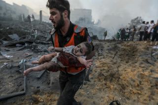A man carries an injured baby following Israeli air strikes in Gaza Strip 📸 EPA / Mohammed Saber ⁠ 
‎#غزة #فلسطين🇵🇸 #غزة_تحت_القصف  #gazaunderattack #palestine🇵🇸