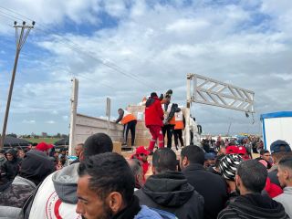 |‏📍قامت طواقم الهلال الأحمر الفلسطيني بتوزيع 1500 طرد غذائي على العائلات النازحة في منطقة مواصي رفح.
📍The...