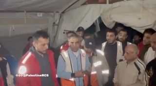 |English follows:
‏لحظة وصول طواقم الهلال الأحمر الفلسطيني من جنوب قطاع ⁧‫#غزة‬⁩ الى النقطة الطبية التابعة...
