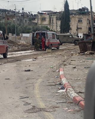 |‏🚨خلال منع الاحتلال لطواقم اسعاف الهلال الأحمر الفلسطيني 🚑الدخول لمخيم طولكرم لنقل اصابات هناك.
🚨The Israeli...