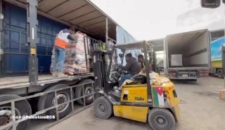 |English follows:
‏استلمت طواقم الهلال الأحمر الفلسطيني اليوم 25 شاحنة 🚚من الهلال الأحمر المصري عبر معبر...