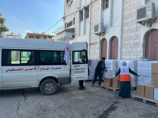 |English Follows
📍 قامت جمعية الهلال الأحمر الفلسطيني بتوزيع الطرود الغذائية لدعم الأسر المتعففة في جميع أنحاء...