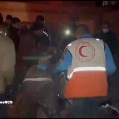 |English follows:‏
🚨طواقم اسعاف الهلال الفلسطيني تنقل مساء اليوم 🚑ثلاثة شهداء وعشر اصابات جراء قصف الاحتلال منزل...