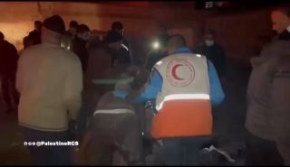 |English follows:‏
🚨طواقم اسعاف الهلال الفلسطيني تنقل مساء اليوم 🚑ثلاثة شهداء وعشر اصابات جراء قصف الاحتلال منزل...