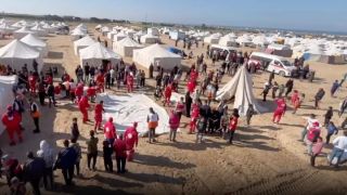 |English follows:
‏⛺️استقبل مخيم الهلال الأحمر الفلسطيني في منطقة المواصي ⁧‫#خان_يونس‬⁩ 190 عائلة نازحة من قطاع...