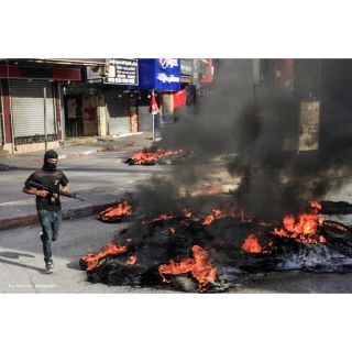 |Palestinian resistance fighters confront the #Israeli forces that penetrated the Jenin refugee camp and are still doing so. More than 10 Palestinians were killed and dozens injured.|