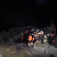 |احد المواطنين عالقين على الطابق السابع وتم استهداف العمارة بشكل جزئي وتم انهيار وتدمير  الدرج من الطابق...