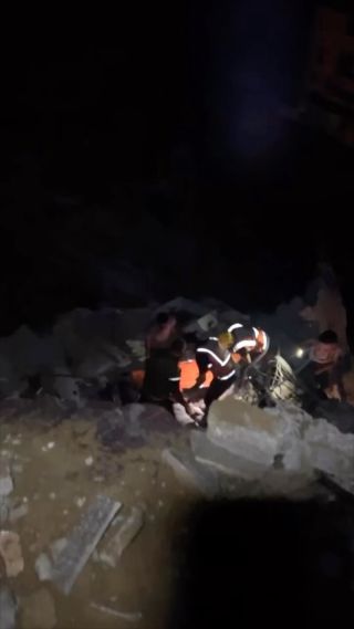 |احد المواطنين عالقين على الطابق السابع وتم استهداف العمارة بشكل جزئي وتم انهيار وتدمير  الدرج من الطابق...