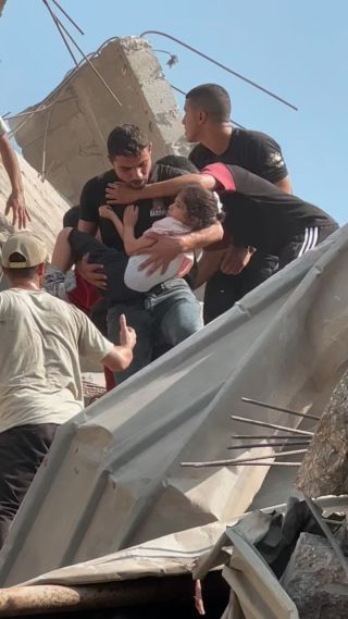 |ي ربي رحمتك بالأطفال الأبرياء ، حسبنا الله ونعم الوكيل 💔💔 
Two girls were rescued alive from under the rubble 
#gazaunderattack #gazaunderattacks...