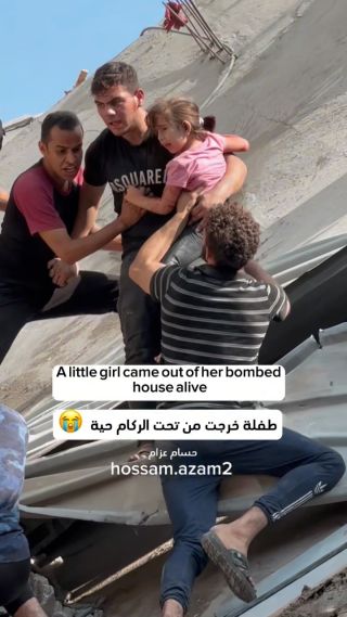 |خرجت حية من تحت الأنقاض بعد قصف منزلها بالكامل ، رحمتك با رب بالأطفال الأبرياء 🙏💔 
She came out from under the rubble after her...