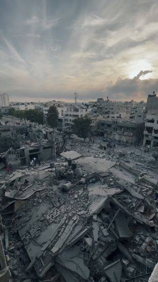 |هذا بيتنا والبيوت المجاورة له ، المعالم اختلفت ، الأحباب رحلت ، الدمار كبير ، والحمد لله عكل حال 💔💔 ربنا...