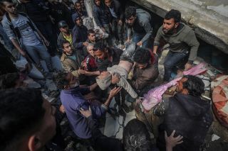 Palestinians recover body boy from under the rubble of his destroyed family house following an Israeli air strike on #Gaza Strip.📸 EPA / Mohammed Saber ⁠ 
‎#غزة #فلسطين🇵🇸...
