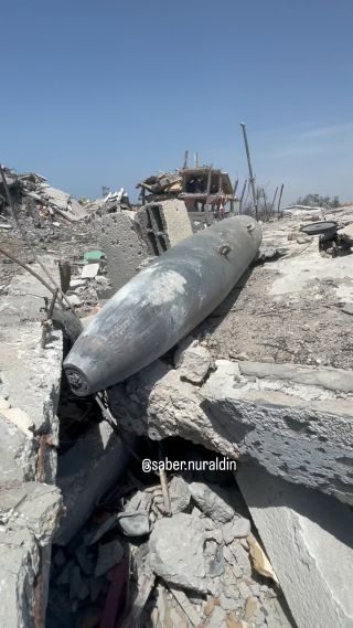 An unexploded missile is seen stuck between between destroyed  houses following Israeli operations in the south Gaza and north Al Nusairat refugee camp. 📸 EPA / Mohammed Saber ⁠ 
#غزة...