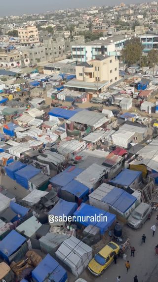 Camps for internally displaced Palestinians Who fled from Rafah and northern Gaza Strip seen in the west Deir Al Balah town.📸 EPA / Mohammed Saber ⁠ 
‎#غزة #فلسطين🇵🇸...