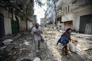 |A little girl and her father leave after their  house is completely destroyed 
photo by:jehad_alshrafi.  #palestine 
#gaza 
#stop_the_war 
#heartheirvoices 
#gazagenocide2023 
#gazaunderattacks...