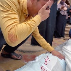 |عائلات فلسطينية تودع فتياتها اللواتي قضن في غارة اسرائيلية شرق خانيونس، من بينهم جنين في رحم والدته التي...
