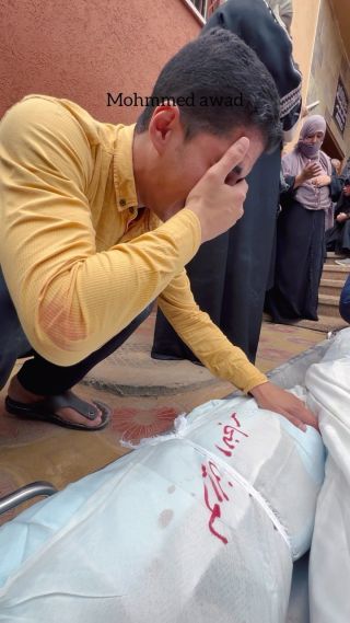 |عائلات فلسطينية تودع فتياتها اللواتي قضن في غارة اسرائيلية شرق خانيونس، من بينهم جنين في رحم والدته التي...