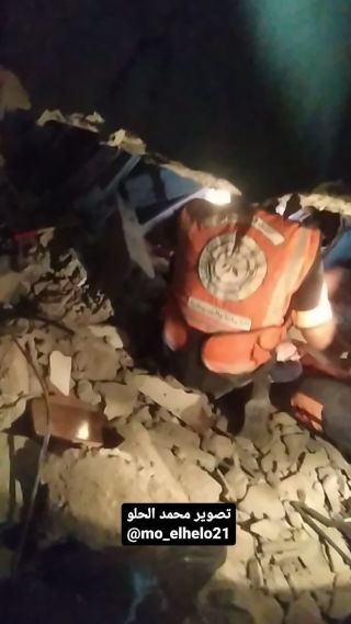 |الان استهداف منزل على رؤس ساكنيه دون سابق انذار وهناك عدد كبير من الشهداء والمصابين بداخل هذا المنزل 

#gaza...