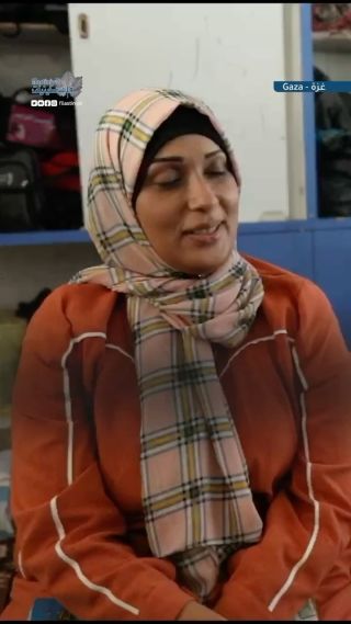|Teacher Asmaa, a creative Palestinian teacher, gives children educational and entertaining lessons to alleviate the harshness of war.
المعلمة أسماء، معلمة فلسطينية...