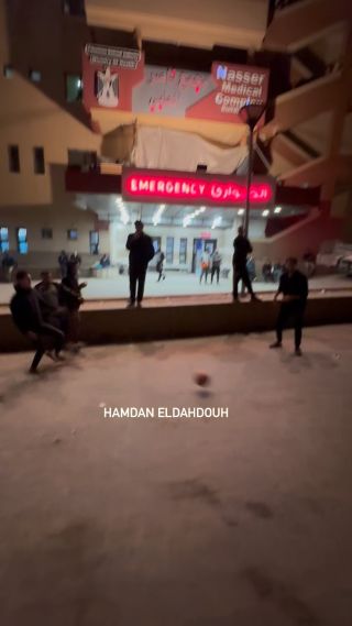 |اطباء وصحفيين يشاركون في مباراة لادخال بعض الفرح علي النازحين وانفسهم رغم الاشتباكات القريبة من المكان Doctors...