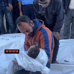 |فلسطيني يقبَل طفله للمرة الأخيرة بعد أن قتله جيش الاحتلال الإسرائيلي.😭💔!
#غزة💔🇵🇸 #غزه_تحت_القصف💔|