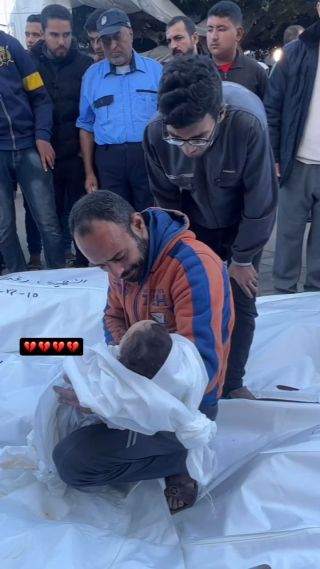 |فلسطيني يقبَل طفله للمرة الأخيرة بعد أن قتله جيش الاحتلال الإسرائيلي.😭💔!
#غزة💔🇵🇸 #غزه_تحت_القصف💔|
