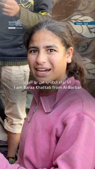 |Baraa Khattab, 13 years old, displaced from Khan Yunis to Rafah. Baraa lives in a small tent on the school wall.
‎براء خطاب، ١٣ عاماً، نازحة من خانيونس الى...
