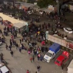 |نزوج جماعي للعائلات بإتجاه مستشفى ناصر في خانيونس جنوب قطاع غزة , جراء اشتداد المعارك .🇵🇸
#غزه_تحت_القصف💔...