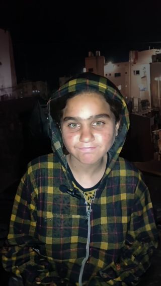 |Child Rahaf Al-Masry, a displaced child from the city of Khan Yunis, wishes to return to her destroyed home even if she returns and lives in a tent.
الطفلة رهف المصري، طفلة...