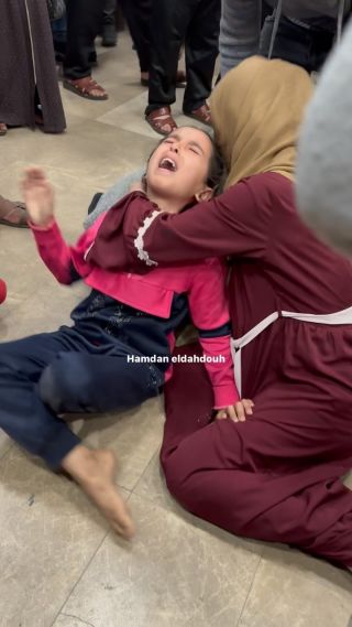 |تريد الذهاب الي والدها الذي قتل بقصف اسرائيلي علي مدينة خانيونس She wants to go to her father, who was killed by an Israeli bombing on the city...