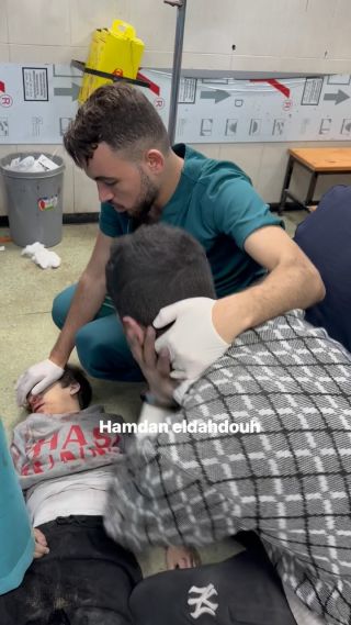 |يستنجد في الطبيب حتي يرجع ابنه He calls the doctor for help until his son comes back to life #غزة #غزة_تحت_القصف #فلسطين #gazaunderattack #gaza...