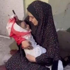 |"والله يما أخذت 580 إبرة هيبارين عشانه".. مشهد مؤلم لفلسطينية تحتضن طفلها الذي قتله قصف الاحتلال. 🥹💔💔💔
يااا...